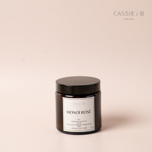 La bougie parfumée MONOÏ ROSÉ